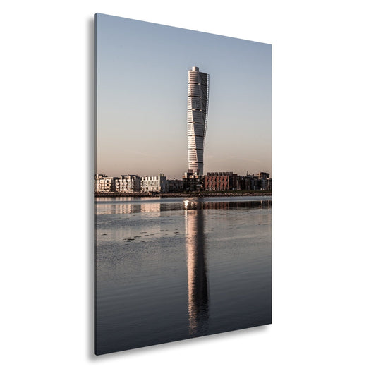 Leinwandbild Gedrehter Turm spiegelt sich im Wasser XXL – Architektur Wandbild - deyoli