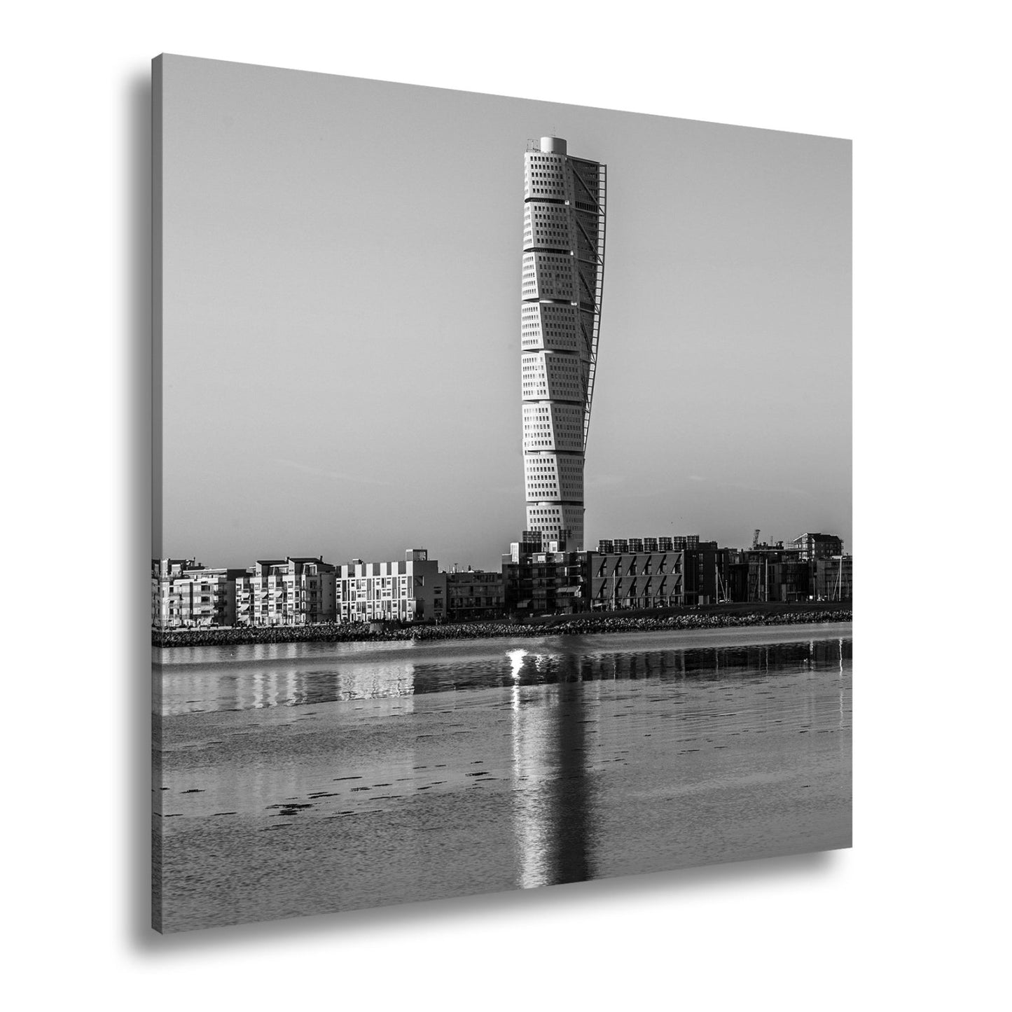 Leinwandbild Gedrehter Turm spiegelt sich im Wasser XXL – Architektur Wandbild - deyoli