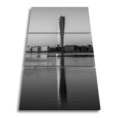 Leinwandbild Gedrehter Turm spiegelt sich im Wasser XXL – Architektur Wandbild - deyoli