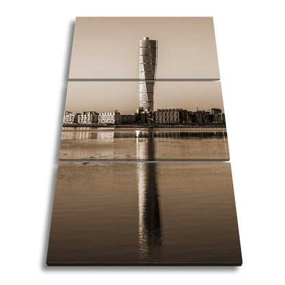 Leinwandbild Gedrehter Turm spiegelt sich im Wasser XXL – Architektur Wandbild - deyoli