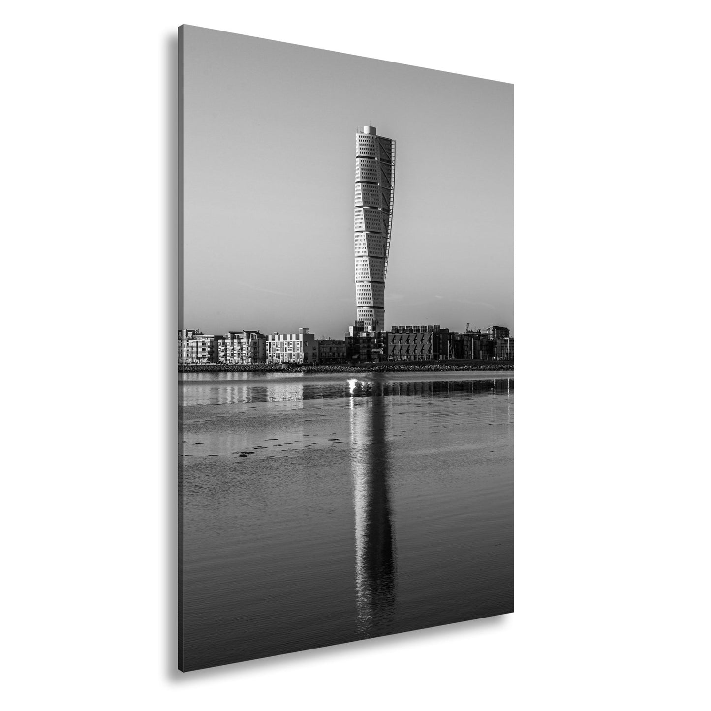 Leinwandbild Gedrehter Turm spiegelt sich im Wasser XXL – Architektur Wandbild - deyoli