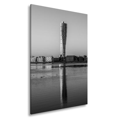 Leinwandbild Gedrehter Turm spiegelt sich im Wasser XXL – Architektur Wandbild - deyoli