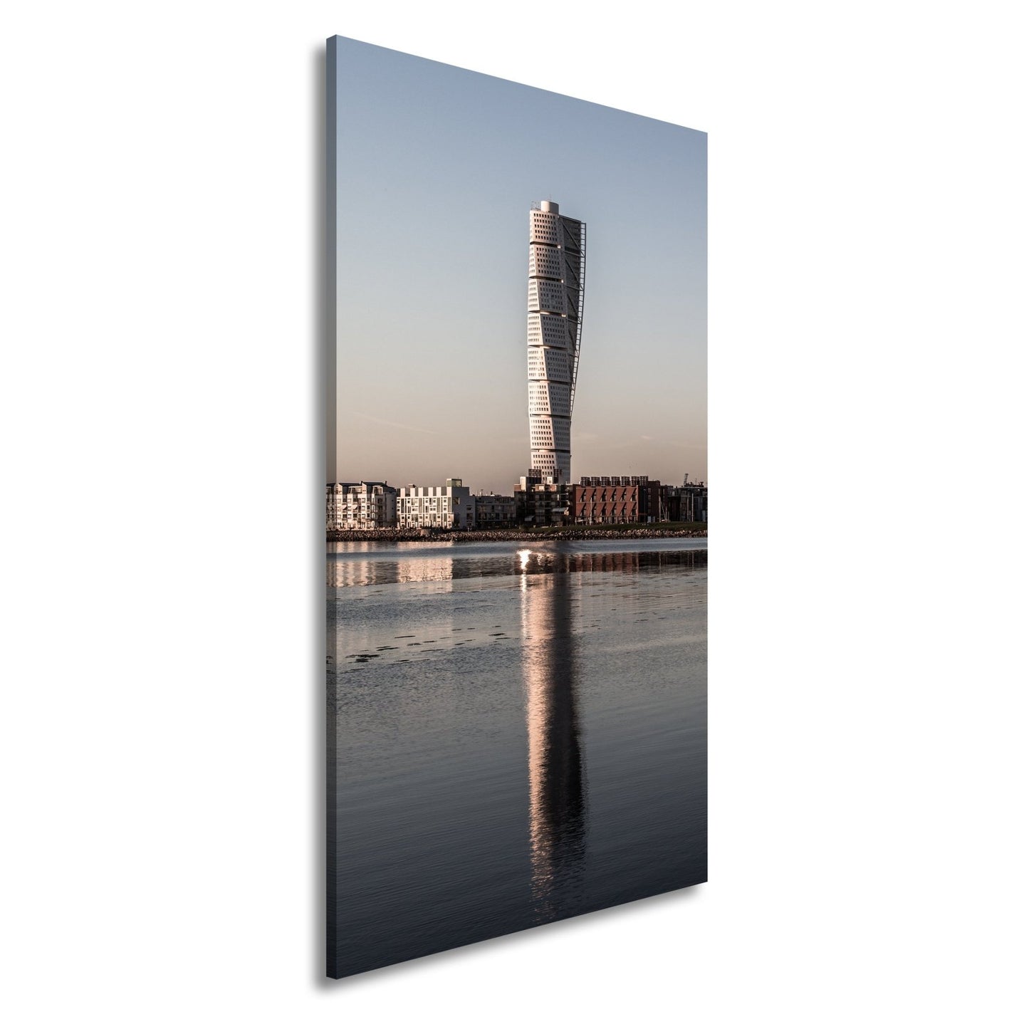 Leinwandbild Gedrehter Turm spiegelt sich im Wasser XXL – Architektur Wandbild - deyoli