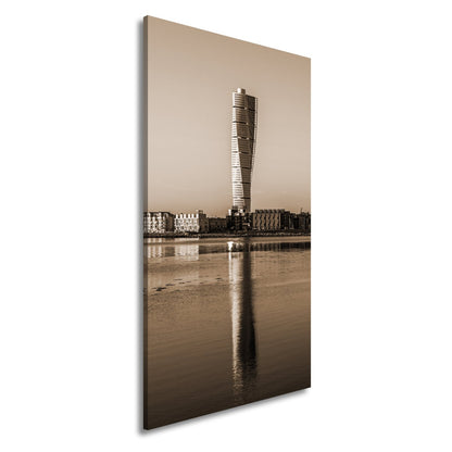 Leinwandbild Gedrehter Turm spiegelt sich im Wasser XXL – Architektur Wandbild - deyoli
