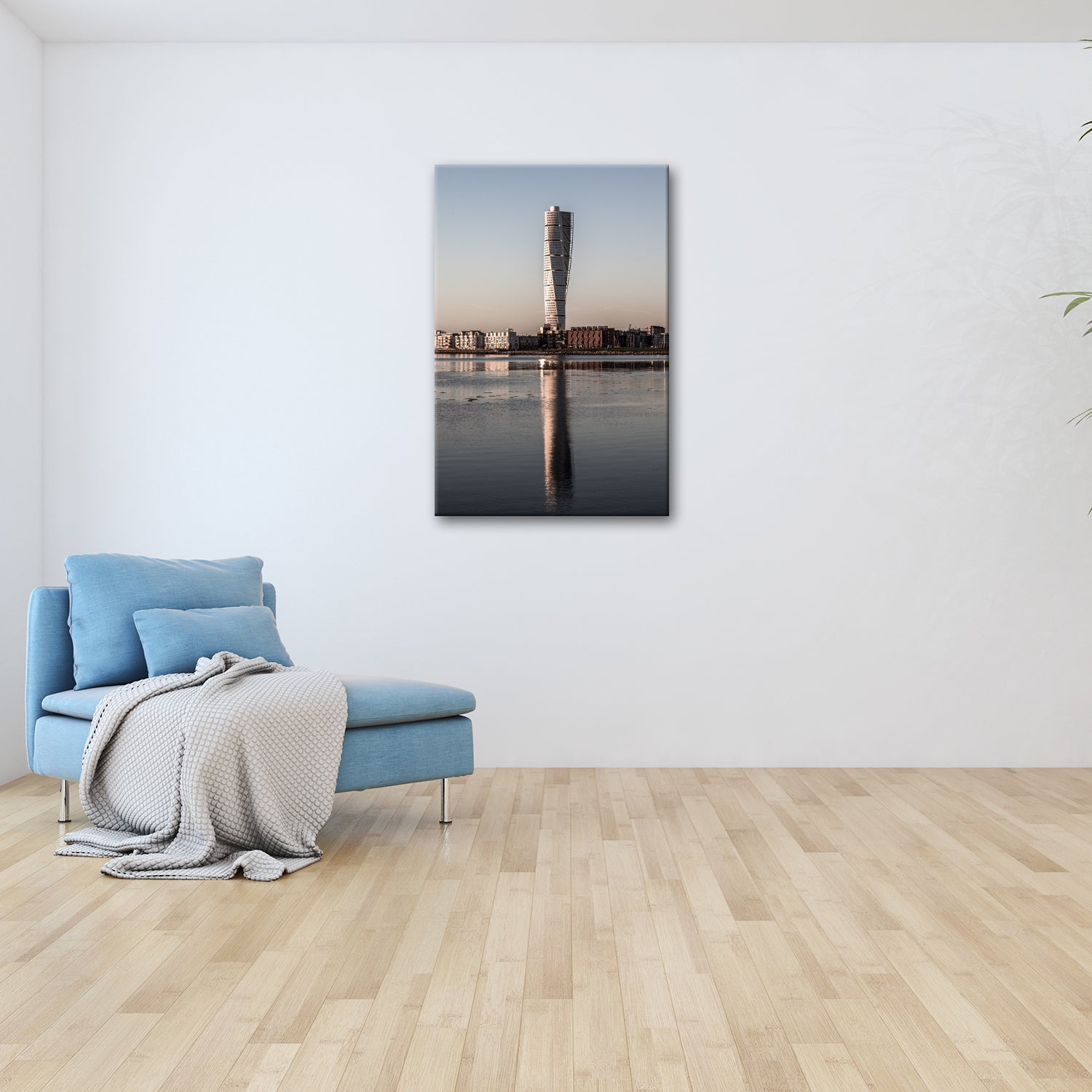 Leinwandbild Gedrehter Turm spiegelt sich im Wasser XXL – Architektur Wandbild - deyoli