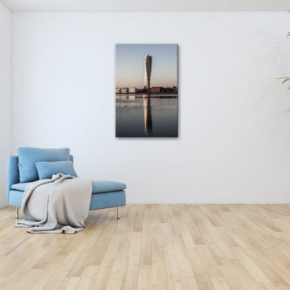Leinwandbild Gedrehter Turm spiegelt sich im Wasser XXL – Architektur Wandbild - deyoli