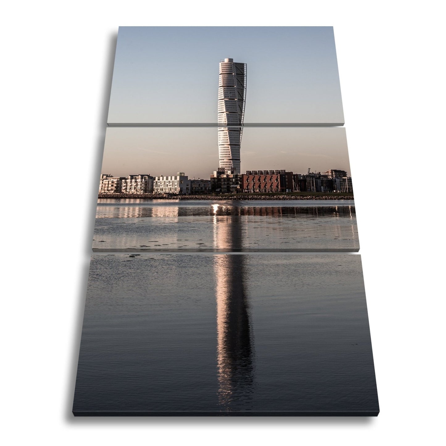 Leinwandbild Gedrehter Turm spiegelt sich im Wasser XXL – Architektur Wandbild - deyoli