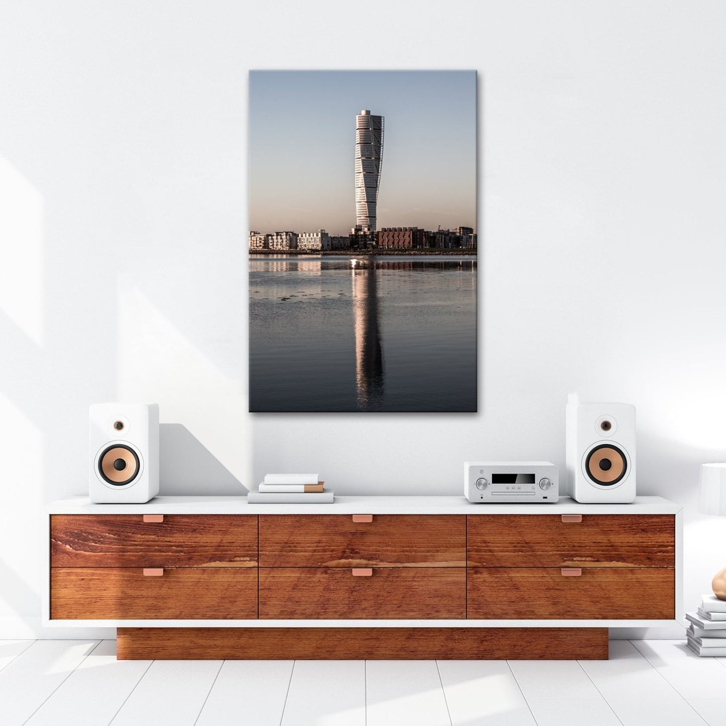 Leinwandbild Gedrehter Turm spiegelt sich im Wasser XXL – Architektur Wandbild - deyoli