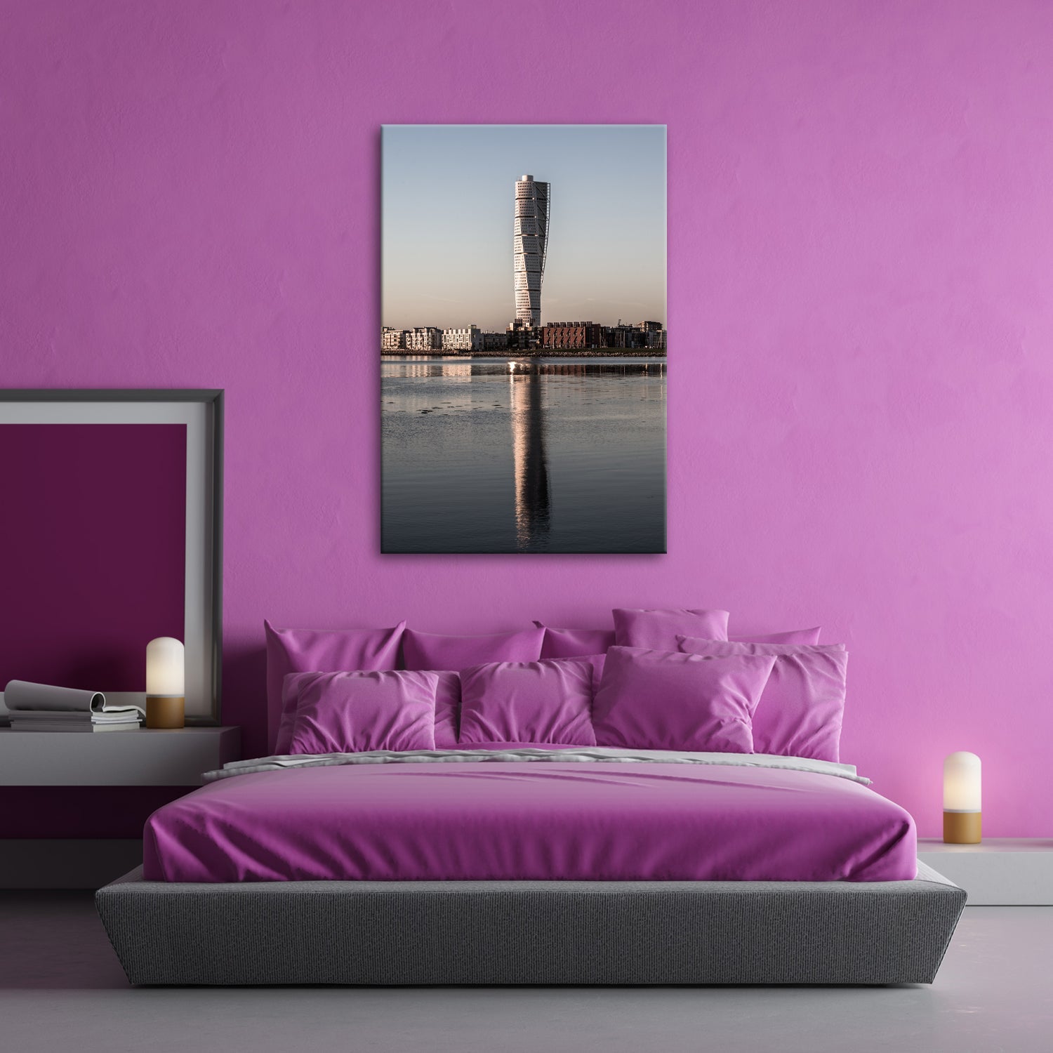 Leinwandbild Gedrehter Turm spiegelt sich im Wasser XXL – Architektur Wandbild - deyoli