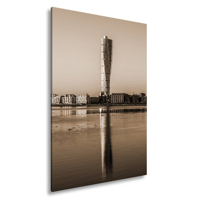 Leinwandbild Gedrehter Turm spiegelt sich im Wasser XXL – Architektur Wandbild - deyoli