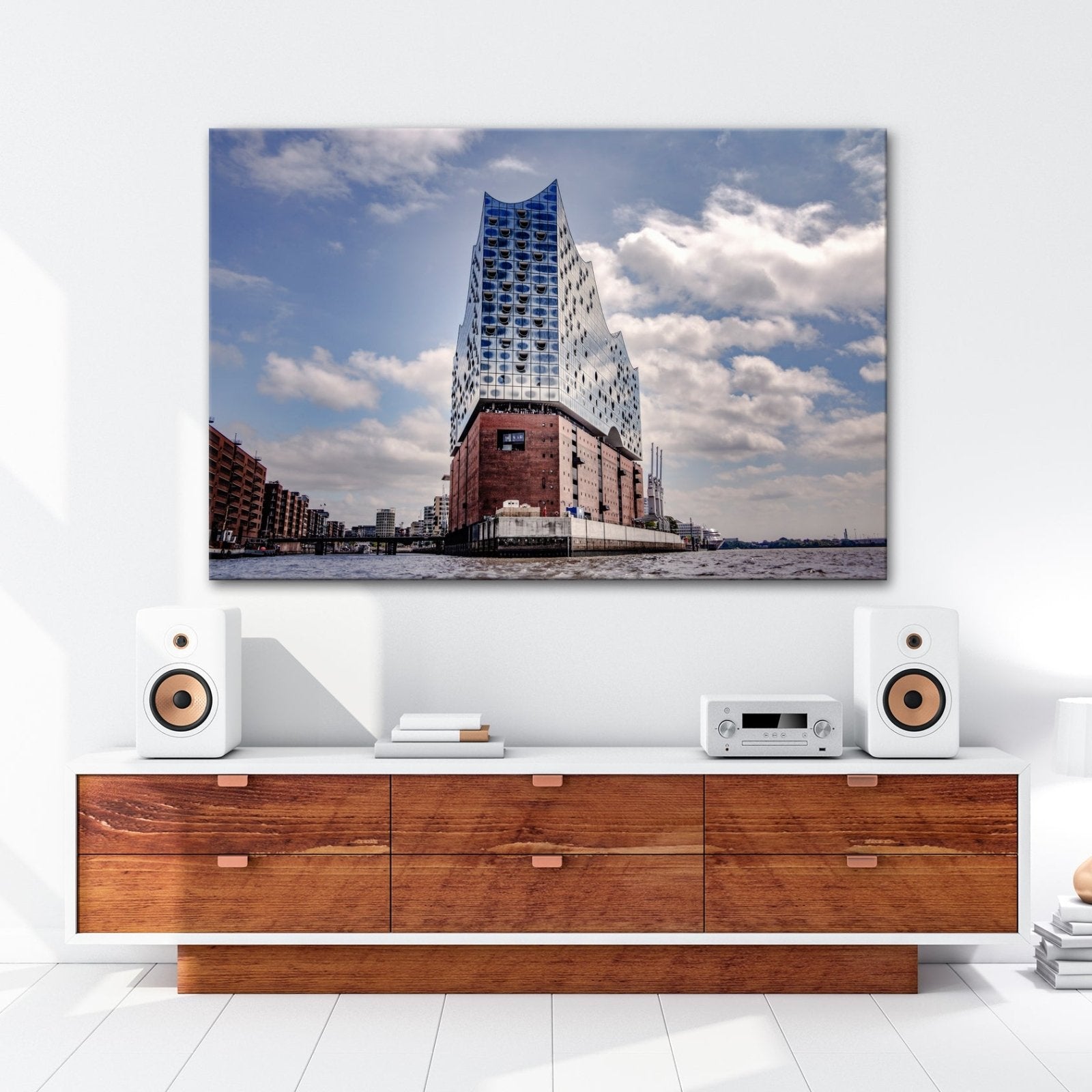 Leinwandbild Gläserne Wellen – die Elbphilharmonie am Hafenrand. - deyoli