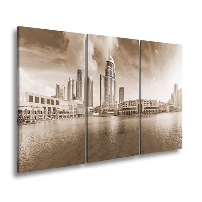 Leinwandbild Glitzernde Skyline spiegelt sich im türkisblauen Wasser Dubais - deyoli