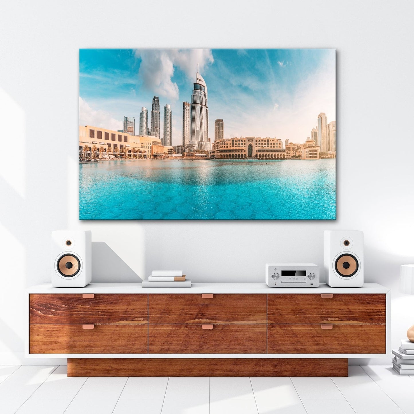Leinwandbild Glitzernde Skyline spiegelt sich im türkisblauen Wasser Dubais - deyoli