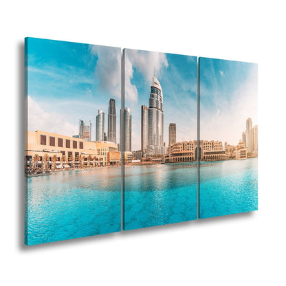 Leinwandbild Glitzernde Skyline spiegelt sich im türkisblauen Wasser Dubais - deyoli