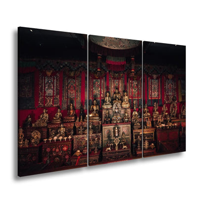 Leinwandbild Goldene Buddhas thronen in einem Meer aus rotem Samt. - deyoli
