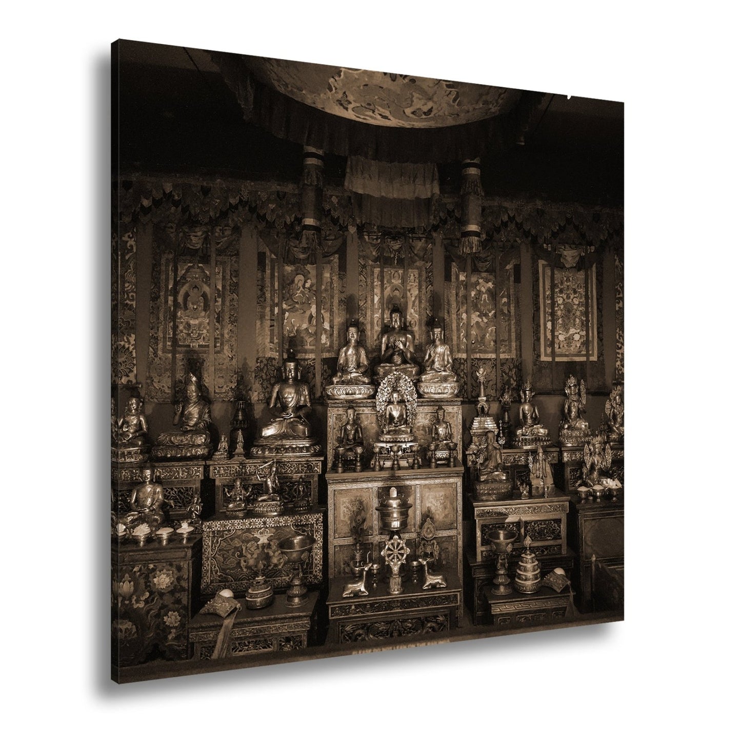 Leinwandbild Goldene Buddhas thronen in einem Meer aus rotem Samt. - deyoli
