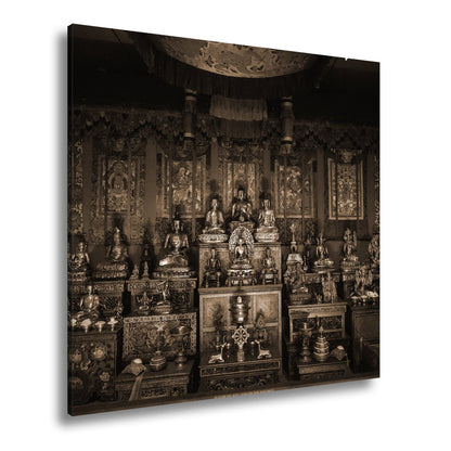 Leinwandbild Goldene Buddhas thronen in einem Meer aus rotem Samt. - deyoli