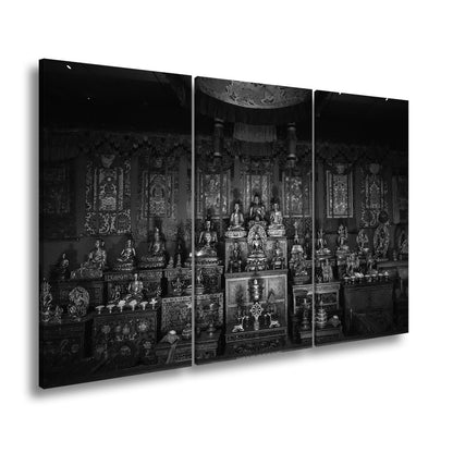 Leinwandbild Goldene Buddhas thronen in einem Meer aus rotem Samt. - deyoli