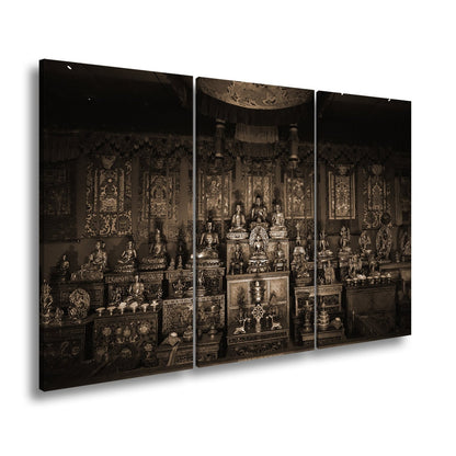 Leinwandbild Goldene Buddhas thronen in einem Meer aus rotem Samt. - deyoli