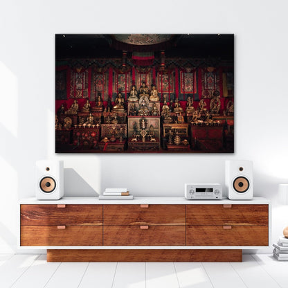 Leinwandbild Goldene Buddhas thronen in einem Meer aus rotem Samt. - deyoli