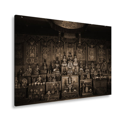 Leinwandbild Goldene Buddhas thronen in einem Meer aus rotem Samt. - deyoli
