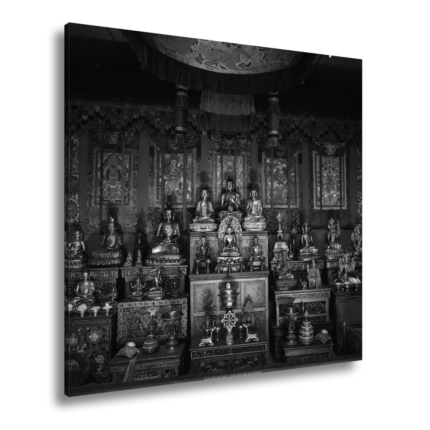 Leinwandbild Goldene Buddhas thronen in einem Meer aus rotem Samt. - deyoli