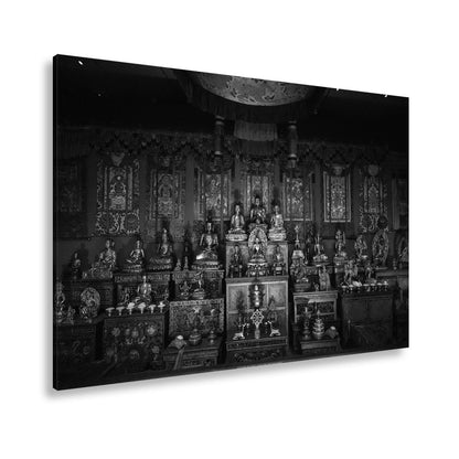 Leinwandbild Goldene Buddhas thronen in einem Meer aus rotem Samt. - deyoli