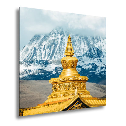 Leinwandbild Goldene Stupa glänzt vor eisiger Bergpracht im Himmelstor. - deyoli