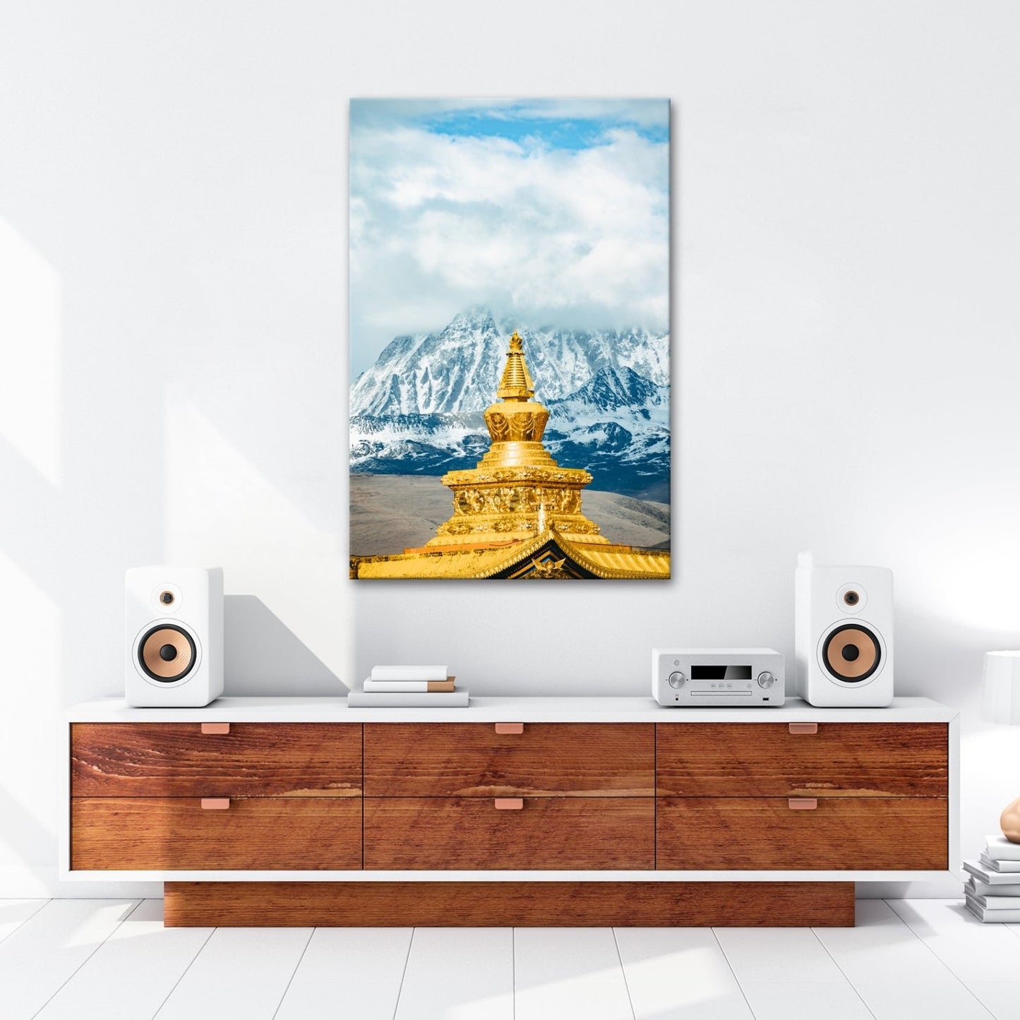 Leinwandbild Goldene Stupa glänzt vor eisiger Bergpracht im Himmelstor. - deyoli