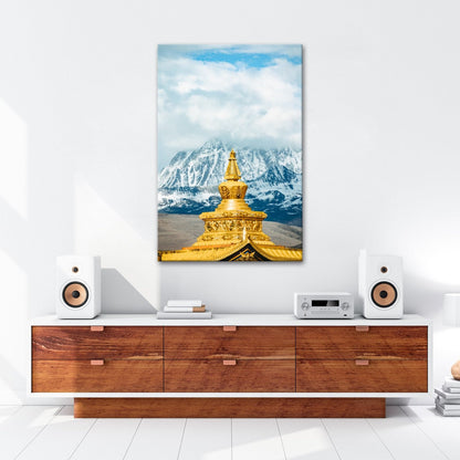 Leinwandbild Goldene Stupa glänzt vor eisiger Bergpracht im Himmelstor. - deyoli