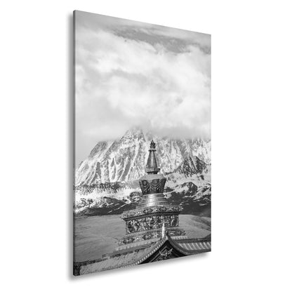 Leinwandbild Goldene Stupa glänzt vor eisiger Bergpracht im Himmelstor. - deyoli