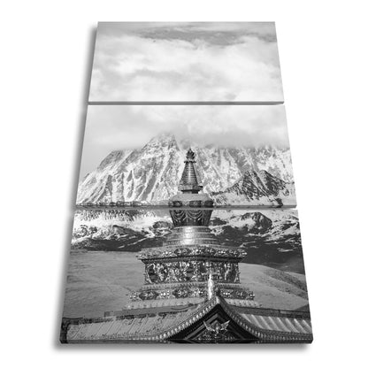Leinwandbild Goldene Stupa glänzt vor eisiger Bergpracht im Himmelstor. - deyoli
