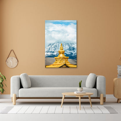Leinwandbild Goldene Stupa glänzt vor eisiger Bergpracht im Himmelstor. - deyoli