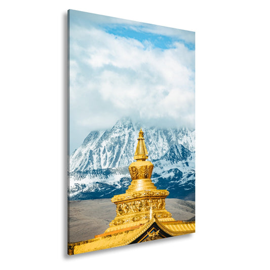 Leinwandbild Goldene Stupa glänzt vor eisiger Bergpracht im Himmelstor. - deyoli