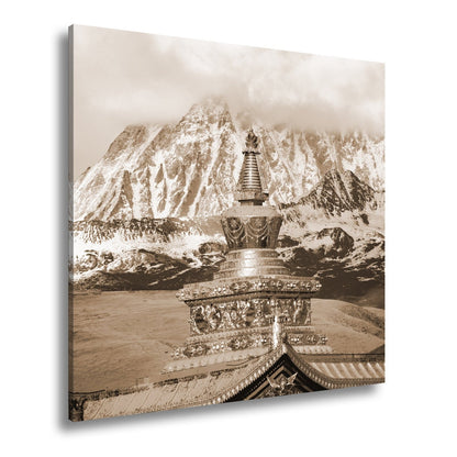 Leinwandbild Goldene Stupa glänzt vor eisiger Bergpracht im Himmelstor. - deyoli