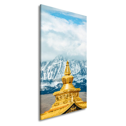 Leinwandbild Goldene Stupa glänzt vor eisiger Bergpracht im Himmelstor. - deyoli