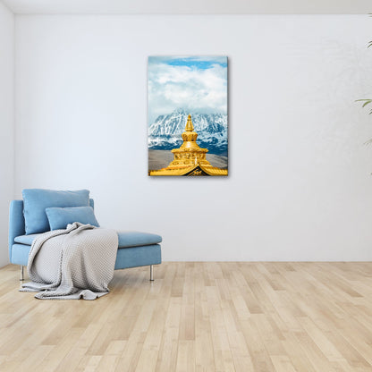 Leinwandbild Goldene Stupa glänzt vor eisiger Bergpracht im Himmelstor. - deyoli