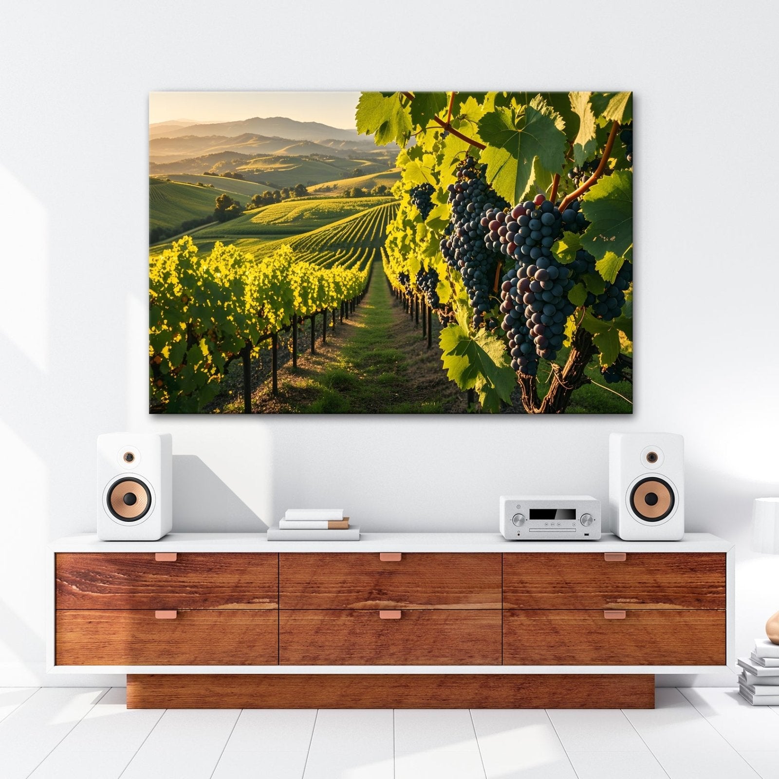 Leinwandbild Goldene Weinreben rollen über sonnige Hügel - deyoli