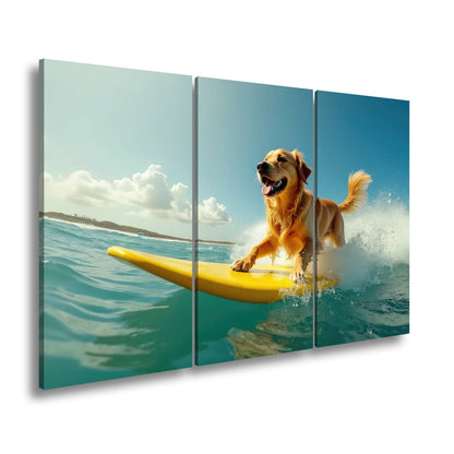 Leinwandbild Goldener Surferhund jagt Wellen im strahlenden Sonnenlicht - deyoli