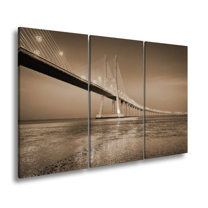 Leinwandbild Goldenes Leuchten über Brücke bei ruhigem Abendmeer XXL – Landschaft - deyoli