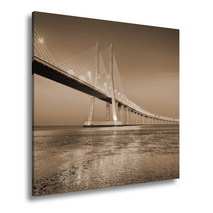 Leinwandbild Goldenes Leuchten über Brücke bei ruhigem Abendmeer XXL – Landschaft - deyoli