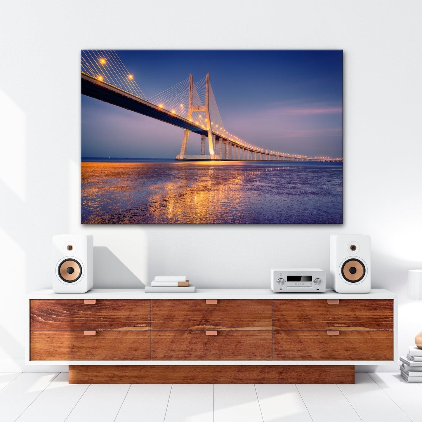 Leinwandbild Goldenes Leuchten über Brücke bei ruhigem Abendmeer XXL – Landschaft - deyoli