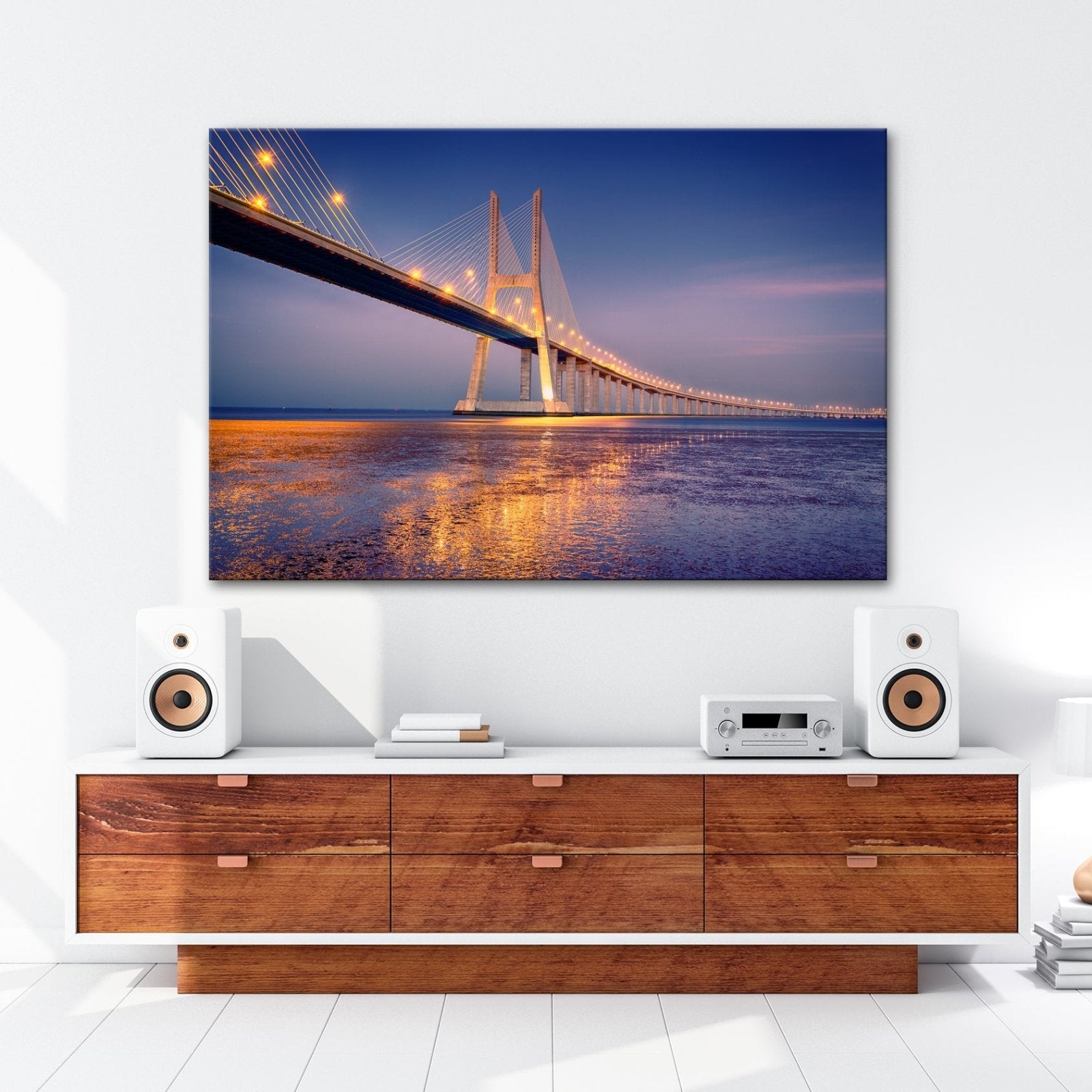 Leinwandbild Goldenes Leuchten über Brücke bei ruhigem Abendmeer XXL – Landschaft - deyoli