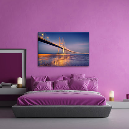 Leinwandbild Goldenes Leuchten über Brücke bei ruhigem Abendmeer XXL – Landschaft - deyoli