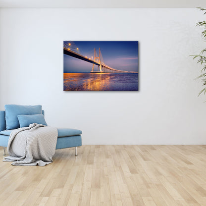 Leinwandbild Goldenes Leuchten über Brücke bei ruhigem Abendmeer XXL – Landschaft - deyoli