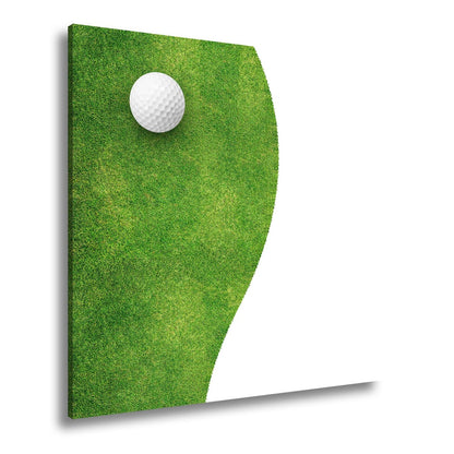 Leinwandbild Golfball ruht auf präzise geschnittenem Grün. - deyoli