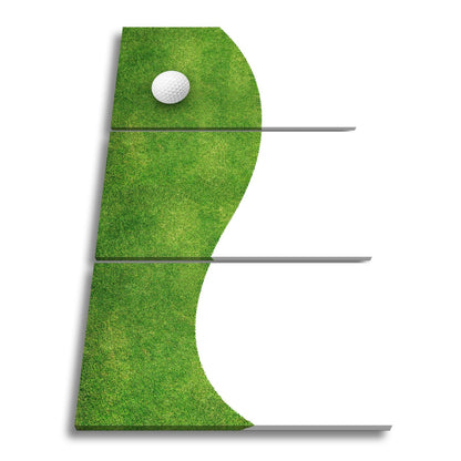 Leinwandbild Golfball ruht auf präzise geschnittenem Grün. - deyoli