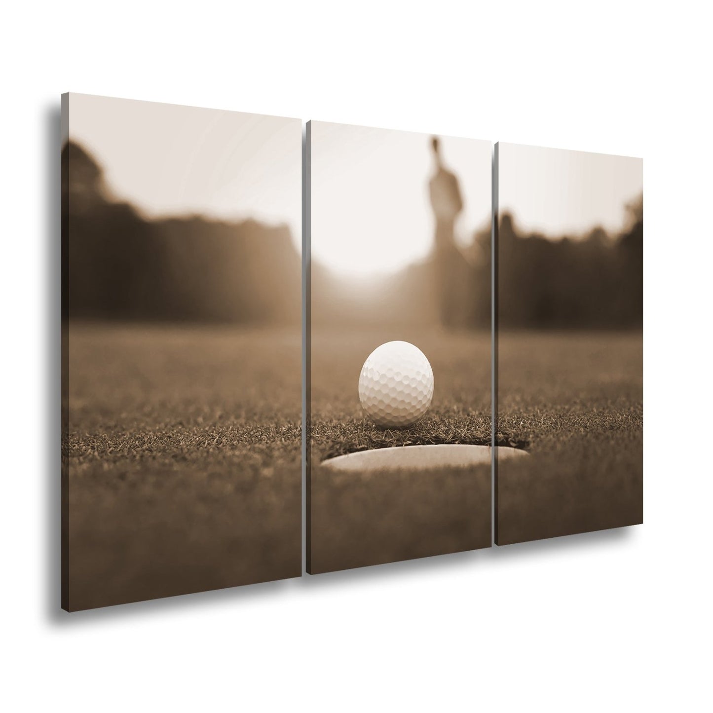 Leinwandbild Golfball vor dem Ziel – Spannung im Licht des Sonnenuntergangs - deyoli