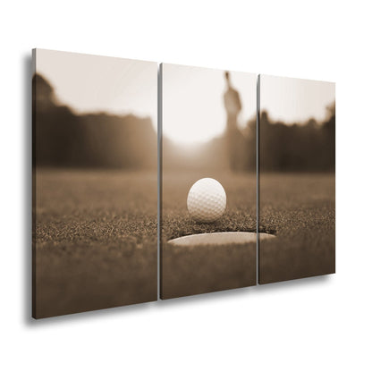 Leinwandbild Golfball vor dem Ziel – Spannung im Licht des Sonnenuntergangs - deyoli