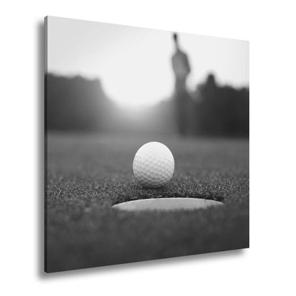 Leinwandbild Golfball vor dem Ziel – Spannung im Licht des Sonnenuntergangs - deyoli